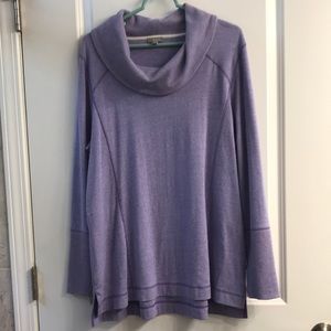 Women’s lightweight top.